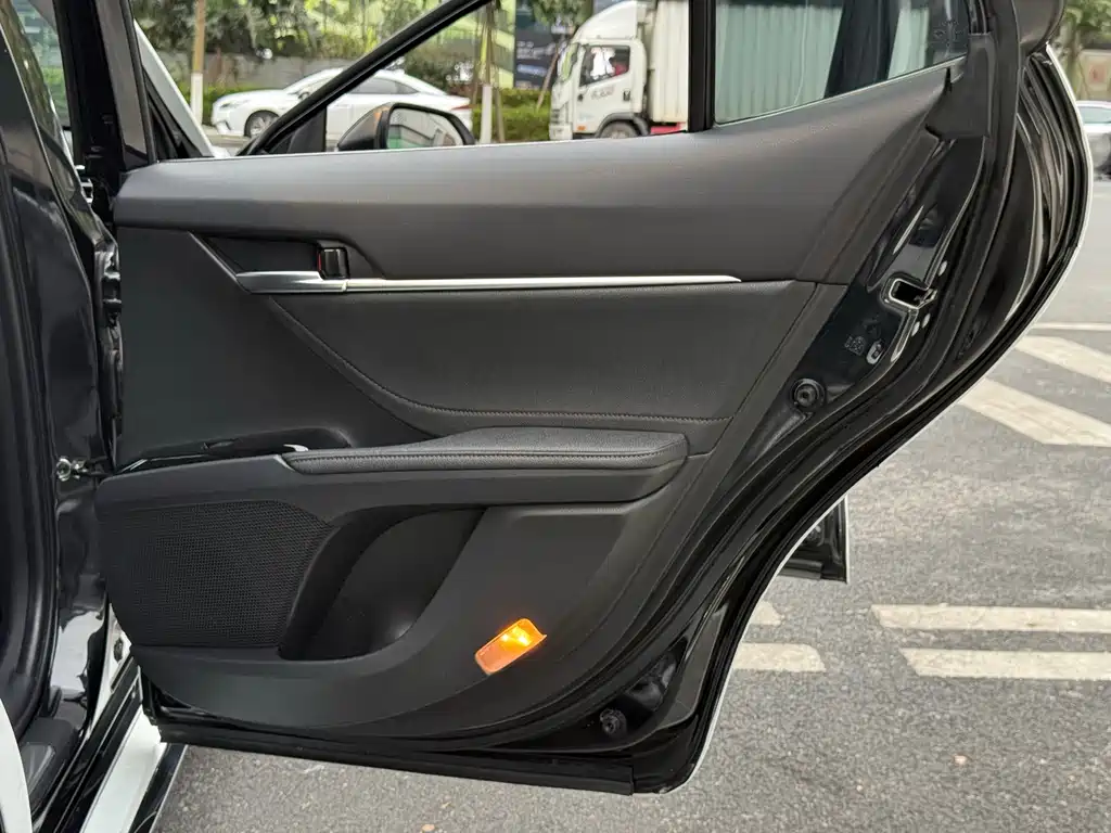 Toyota Camry 2023 — фото 15