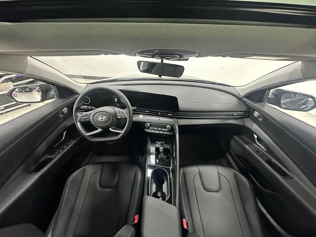 Hyundai Elantra 2023 — фото 16