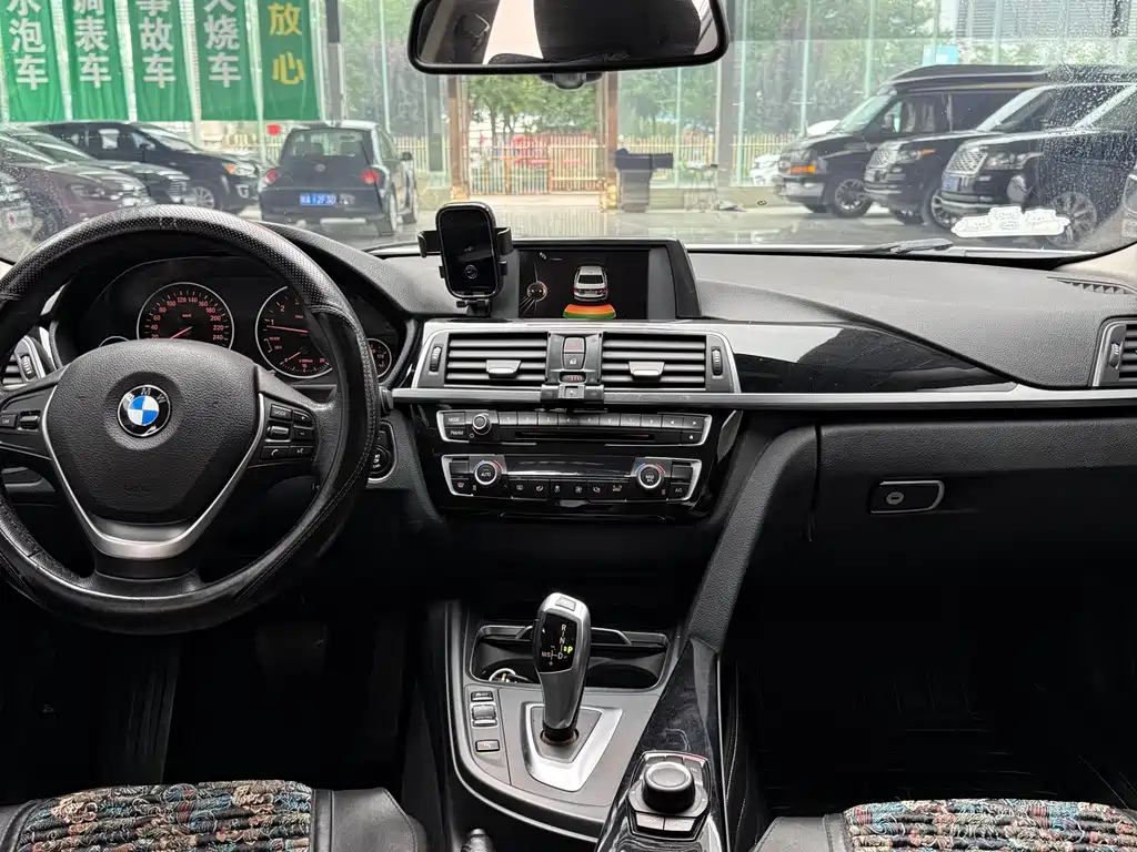 BMW 3 Series 2017 — фото 18