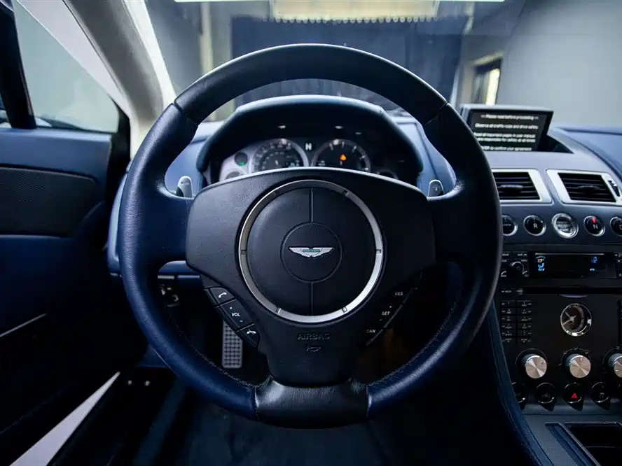 Aston Martin V8 Vantage 2009 — фото 11