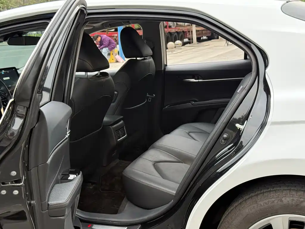 Toyota Camry 2023 — фото 12