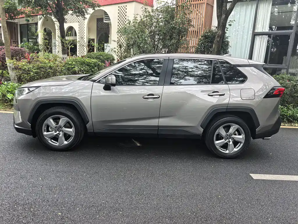 Toyota RAV4 2020 — фото 3