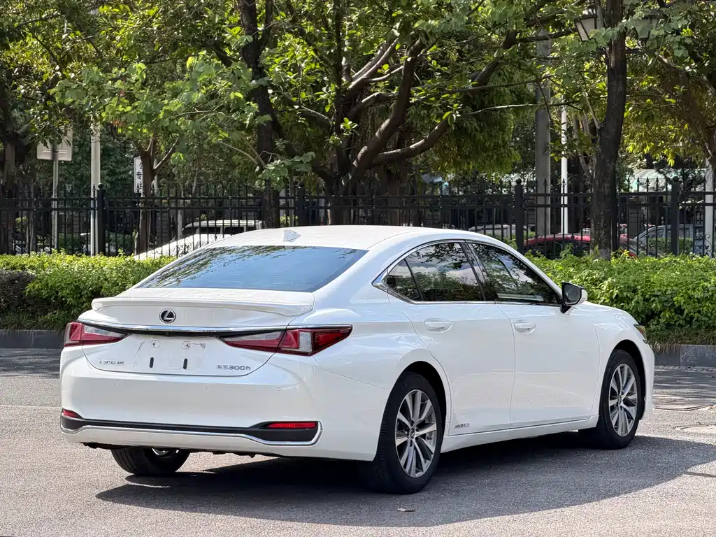 Lexus ES 2020 — фото 4