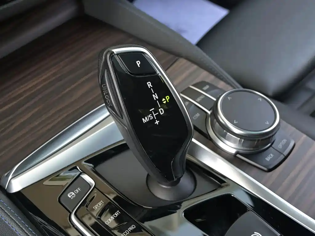 BMW 5 Series 2019 — фото 13