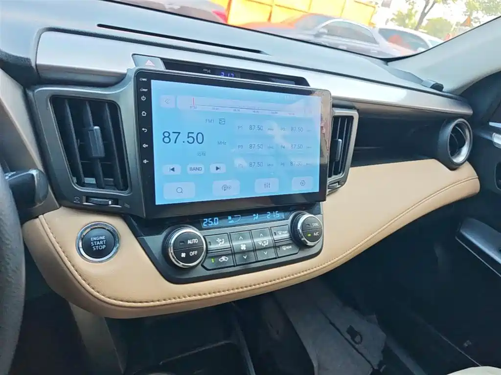 Toyota RAV4 2017 — фото 13