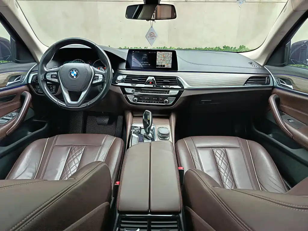 BMW 5 Series 2019 — фото 9
