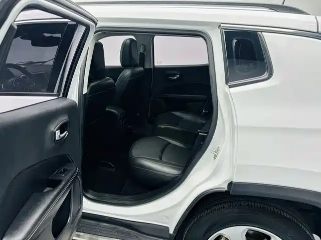 Jeep Compass 2018 — фото 12