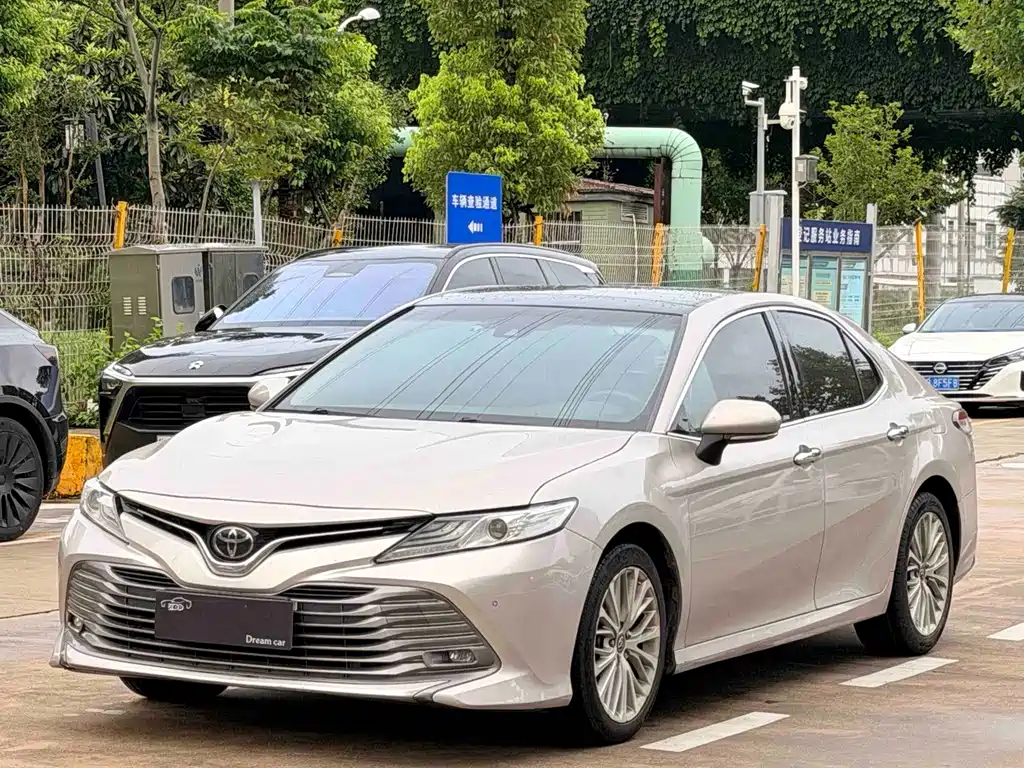 Toyota Camry 2019 — фото 1