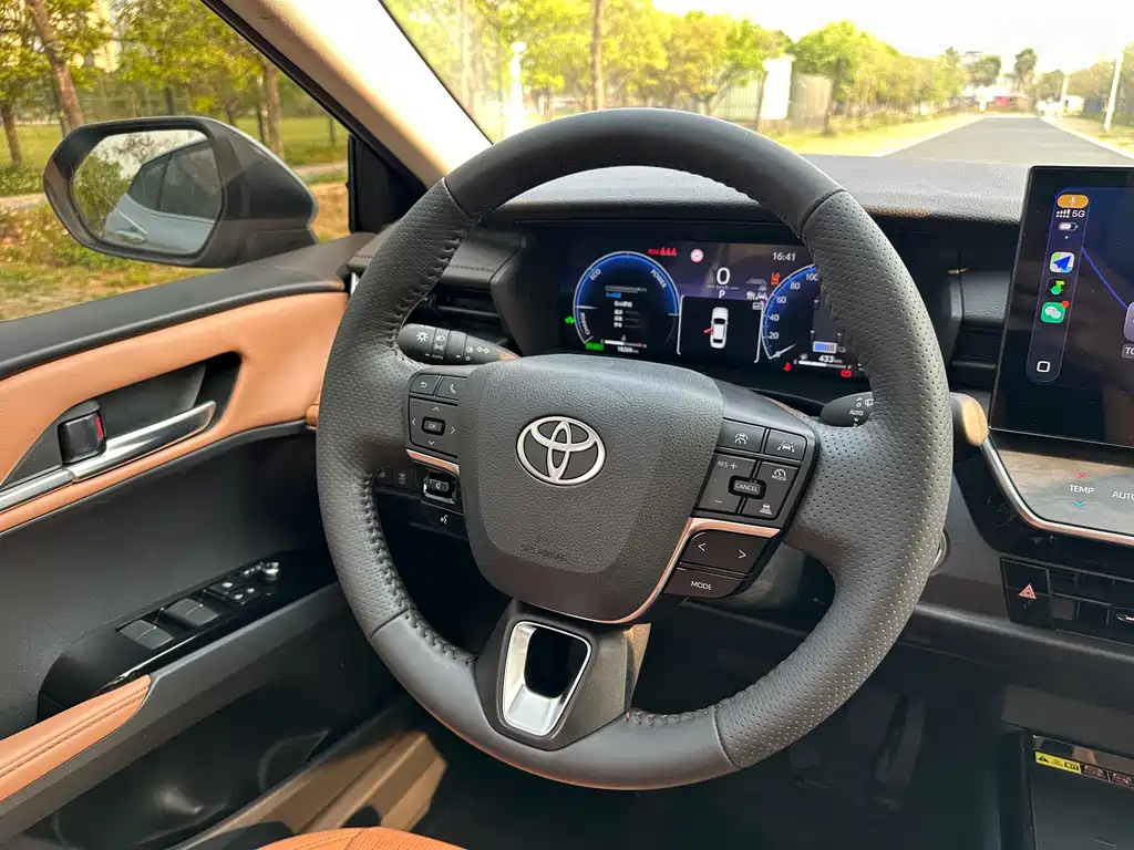 Toyota Camry 2024 — фото 10