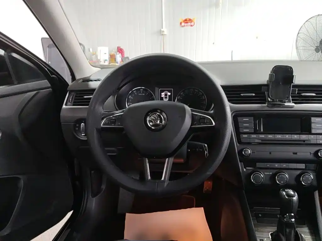 Skoda Octavia 2017 — фото 11