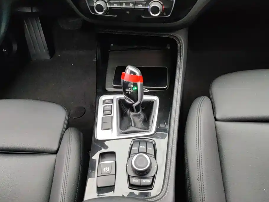 BMW 1 Series 2018 — фото 16