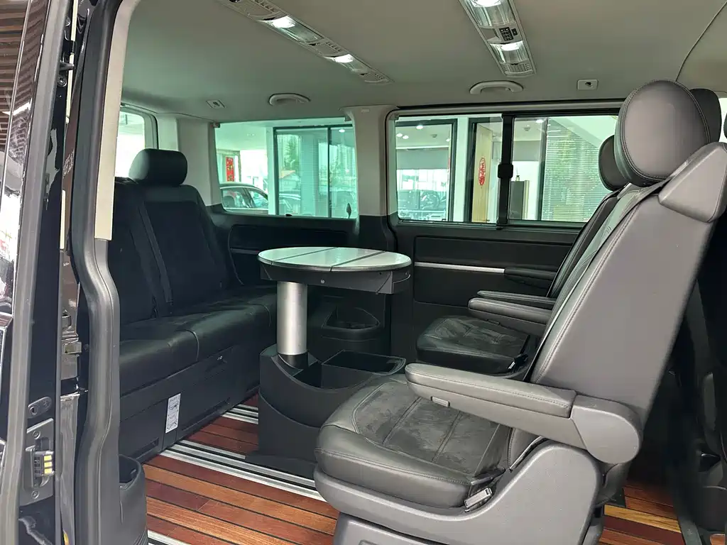 Volkswagen Multivan 2017 — фото 14