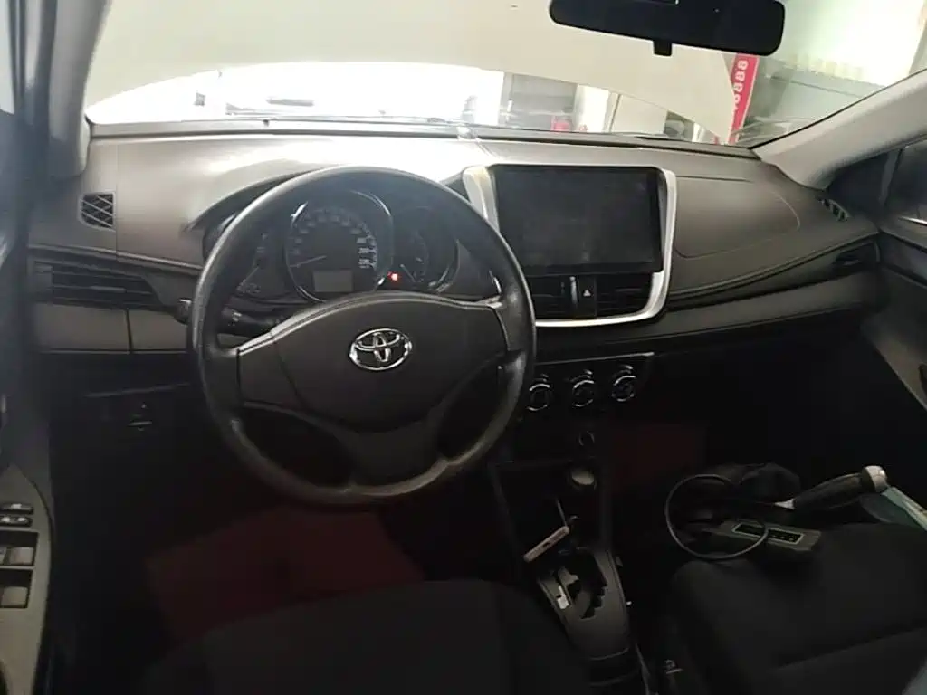 Toyota Yaris L 2019 — фото 10