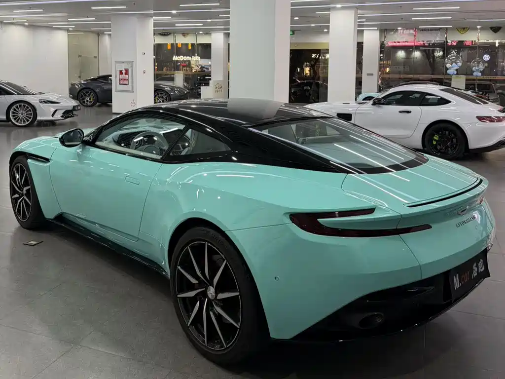 Aston Martin DB11 2019 — фото 12