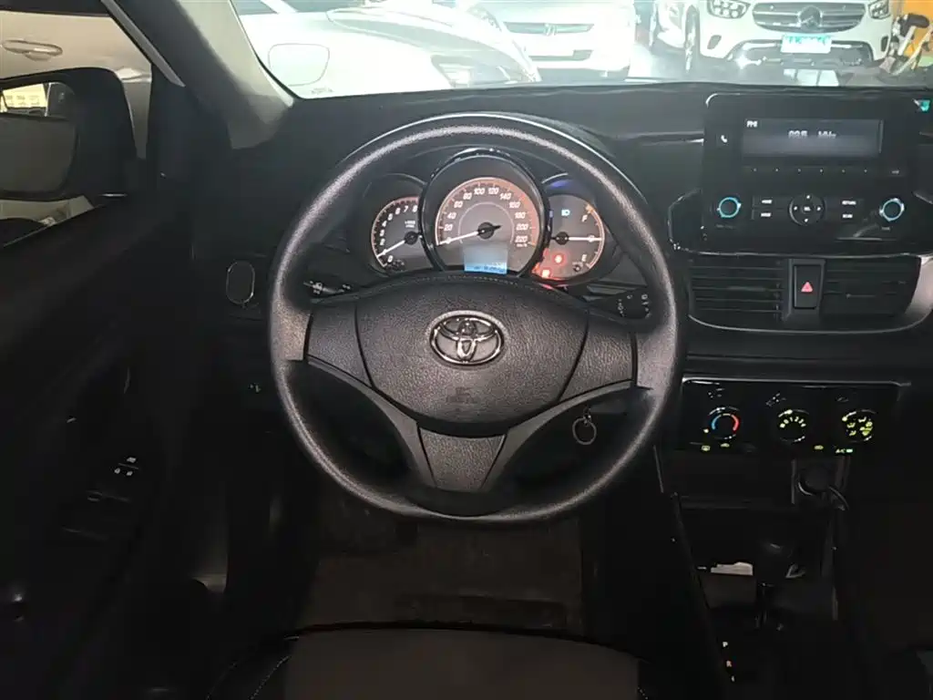 Toyota Yaris L 2020 — фото 11