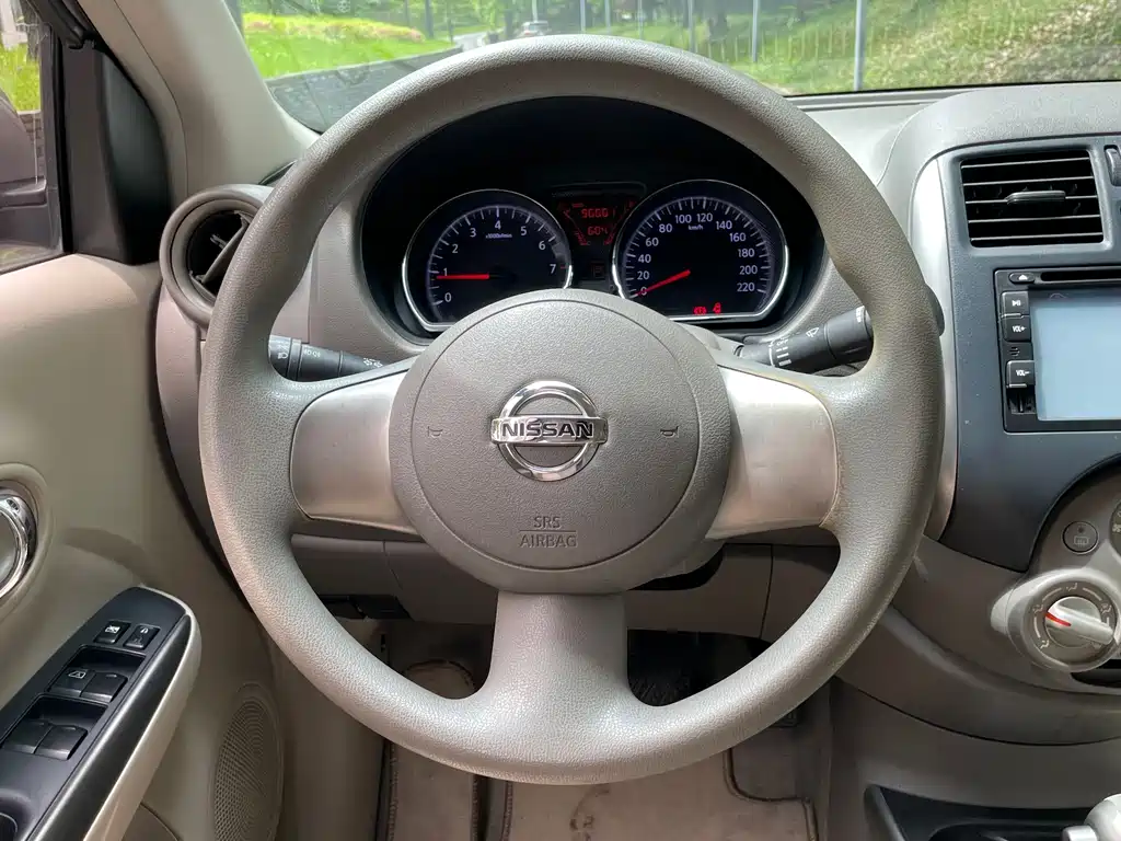Nissan Sunny 2012 — фото 11