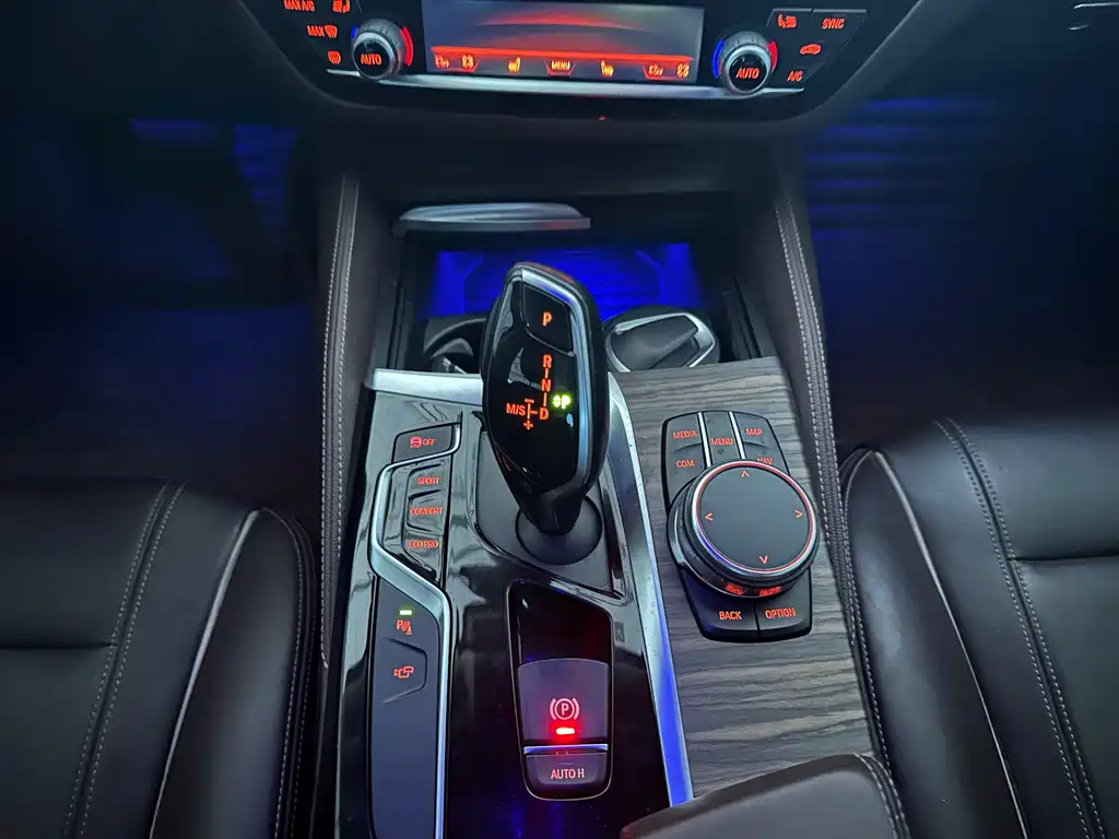 BMW 5 Series 2018 — фото 27