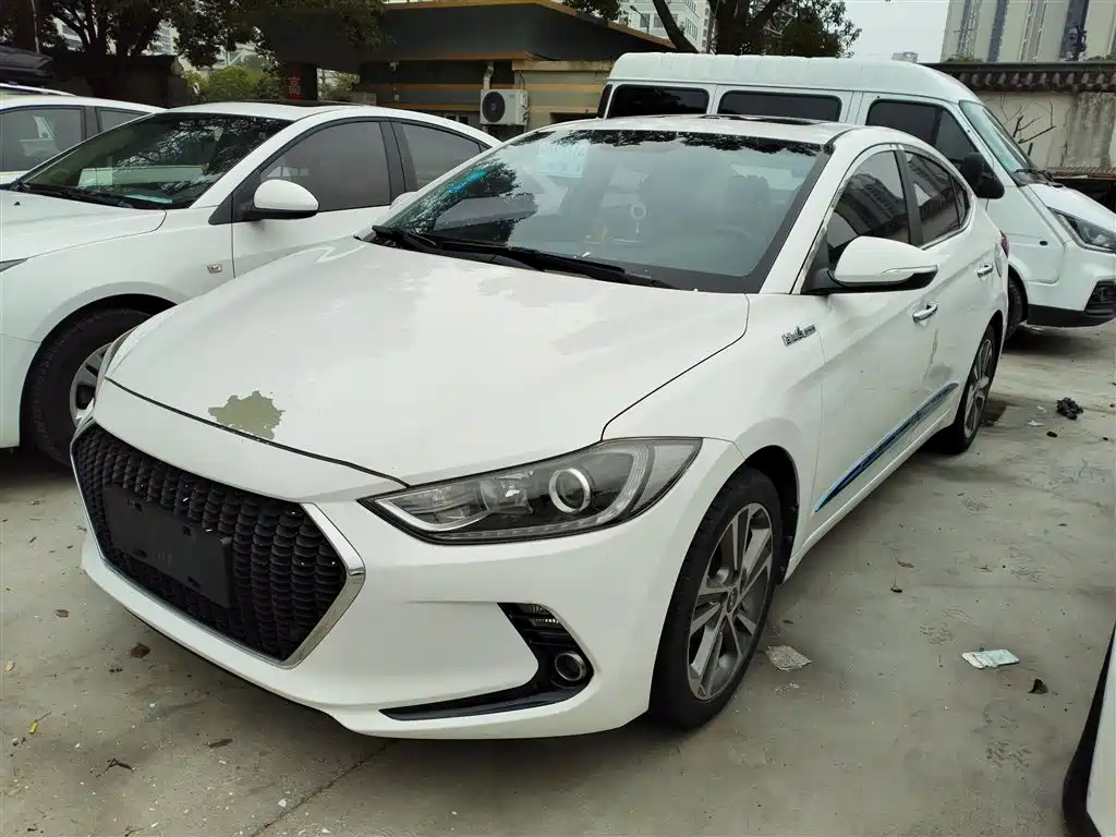 Hyundai Elantra 2017 — фото 1