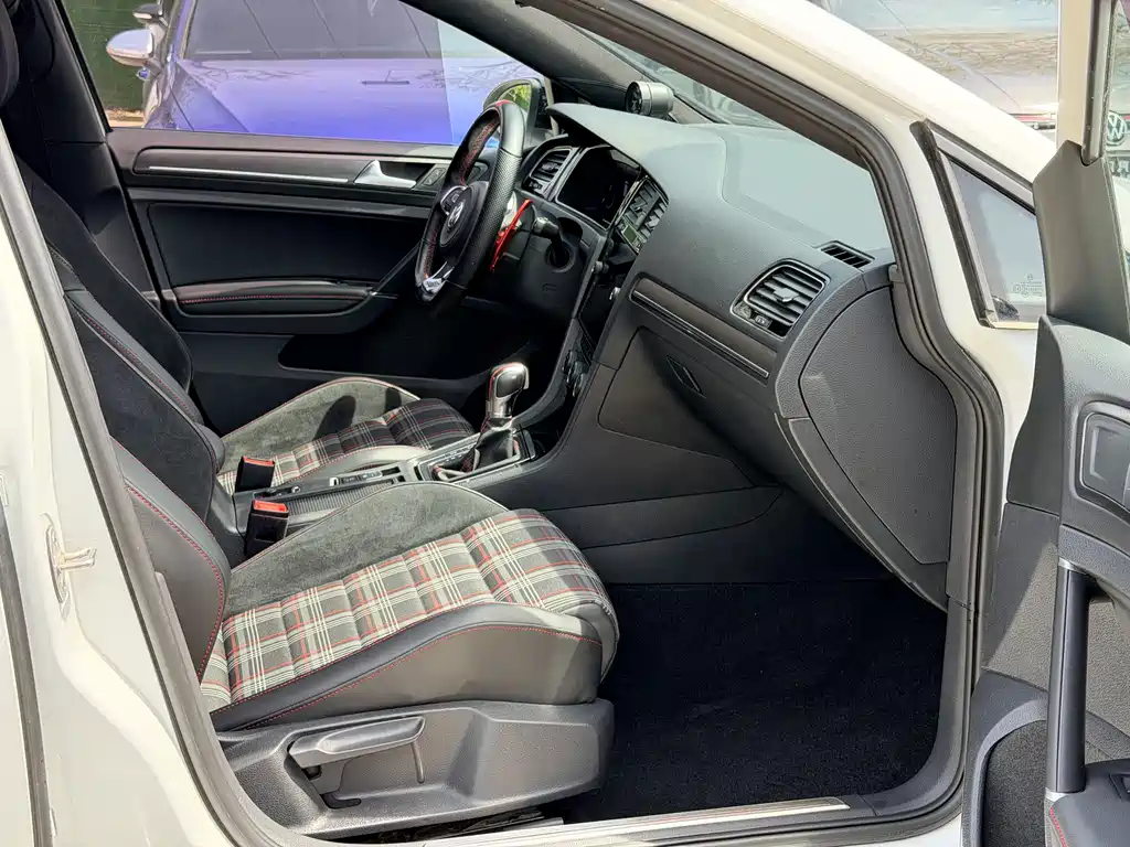 Volkswagen Golf GTI 2018 — фото 13