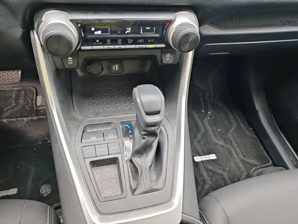 Toyota RAV4 2023 — фото 10