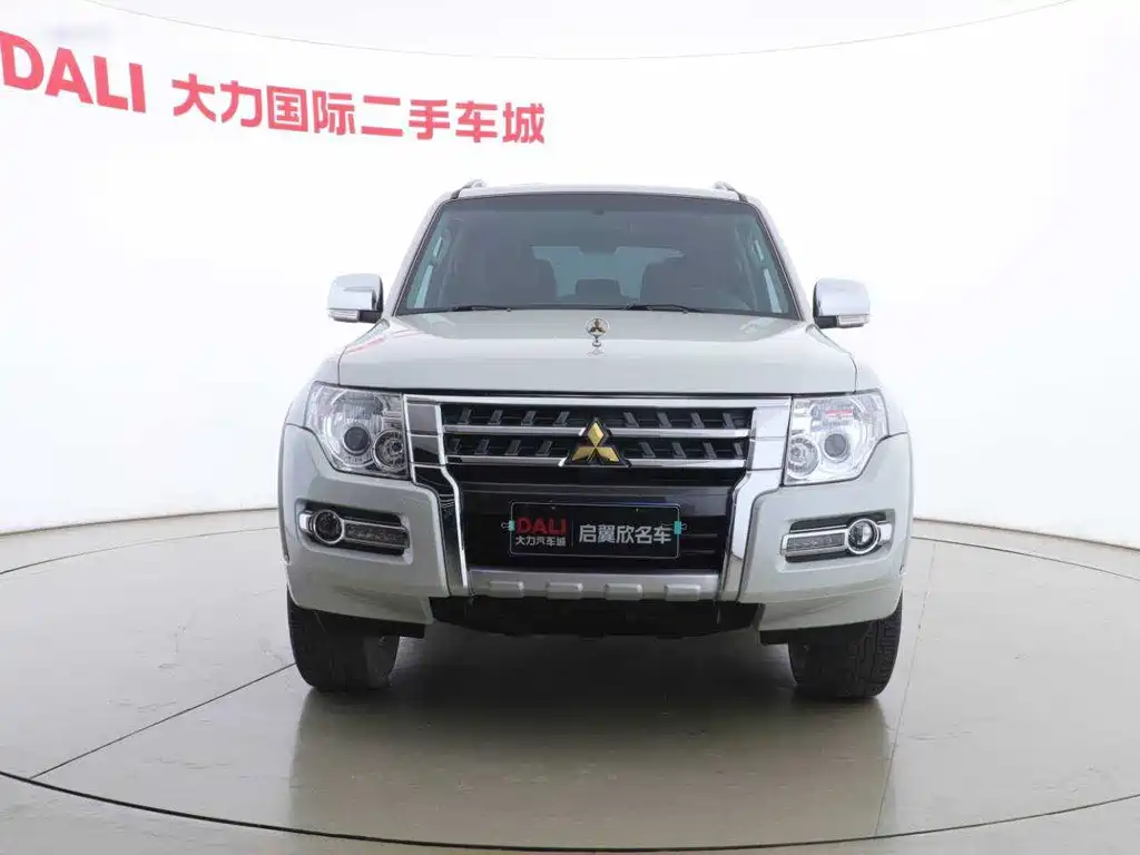 Mitsubishi Pajero 2024 — фото 3