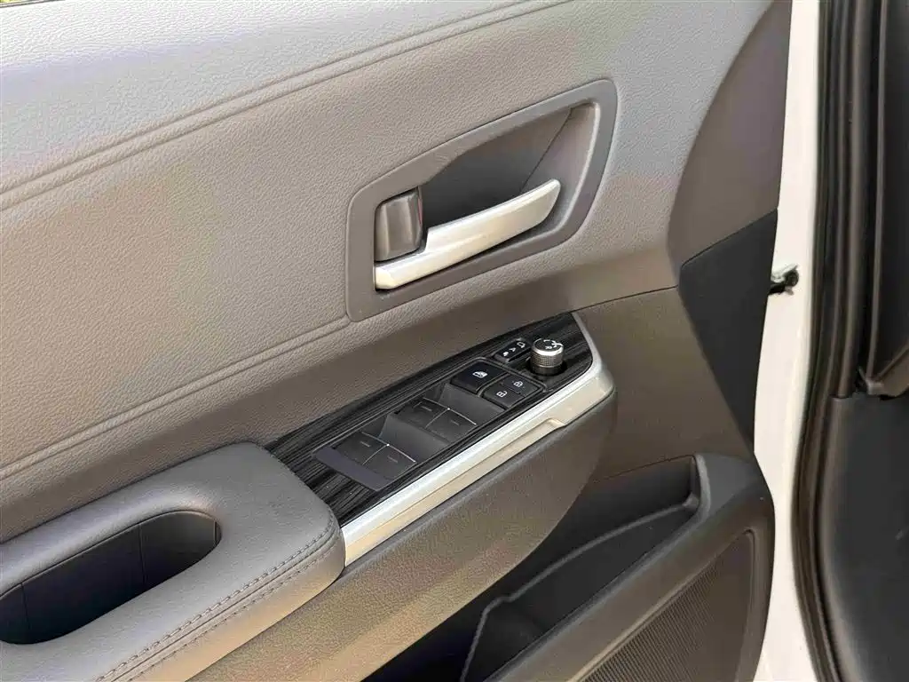 Toyota Sienna 2023 — фото 25