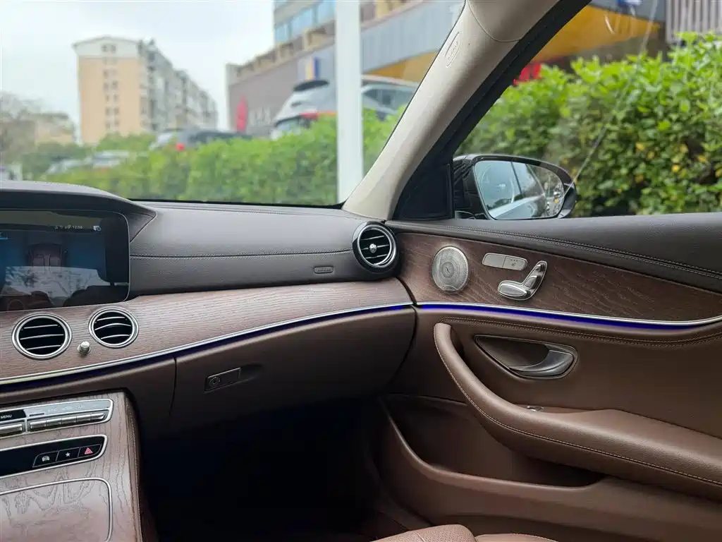 Mercedes-Benz E-Class 2022 — фото 9