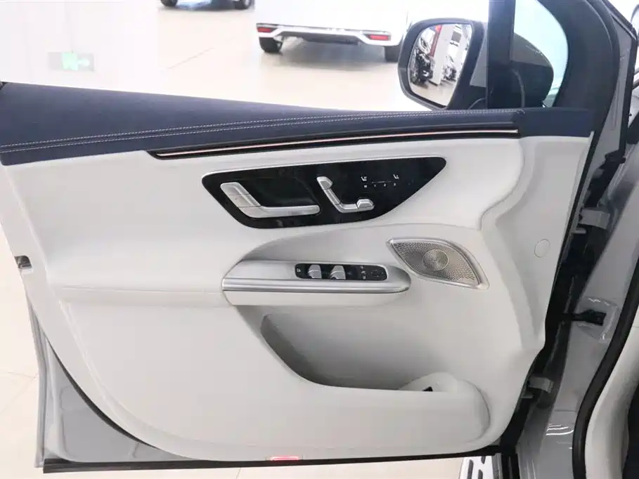 Mercedes-Benz EQE SUV 2024 — фото 12