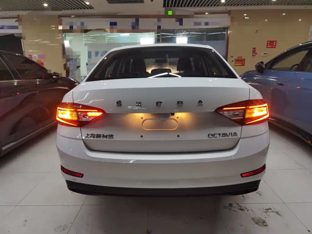 Skoda Octavia 2023 — фото 4
