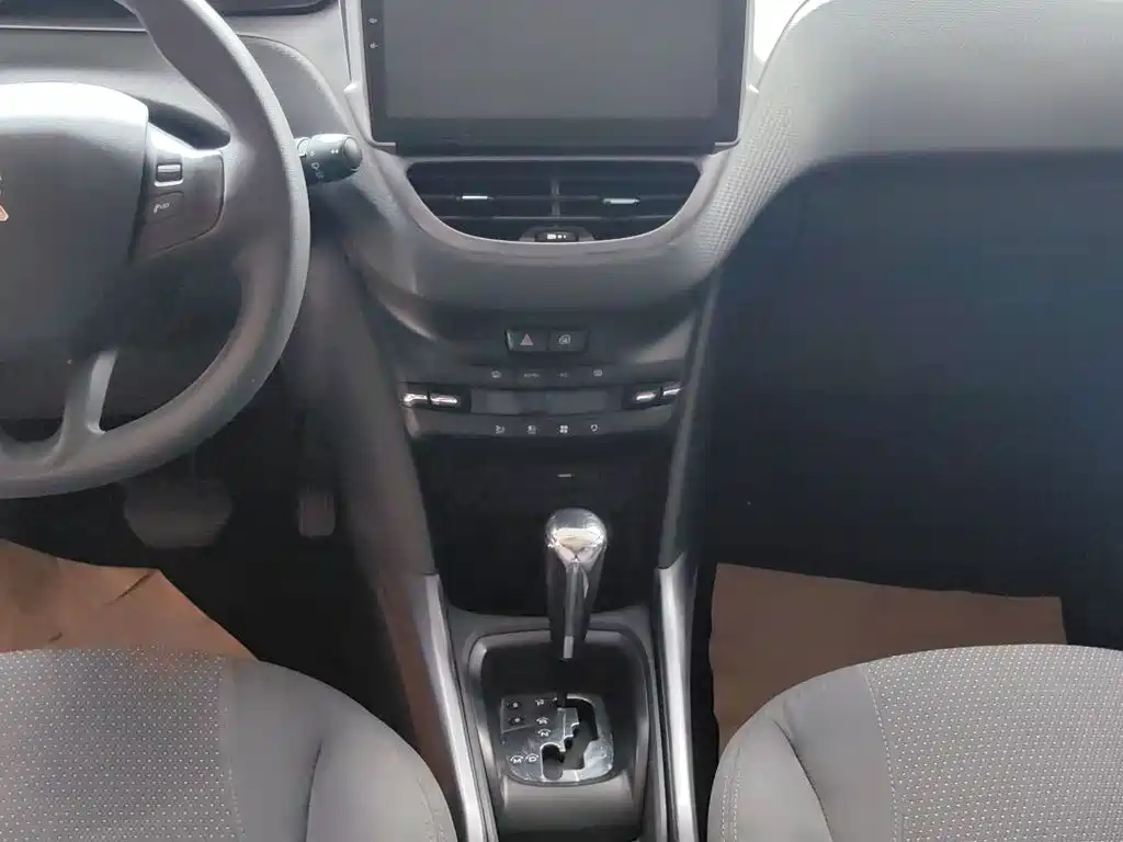 Peugeot 2008 2015 — фото 10