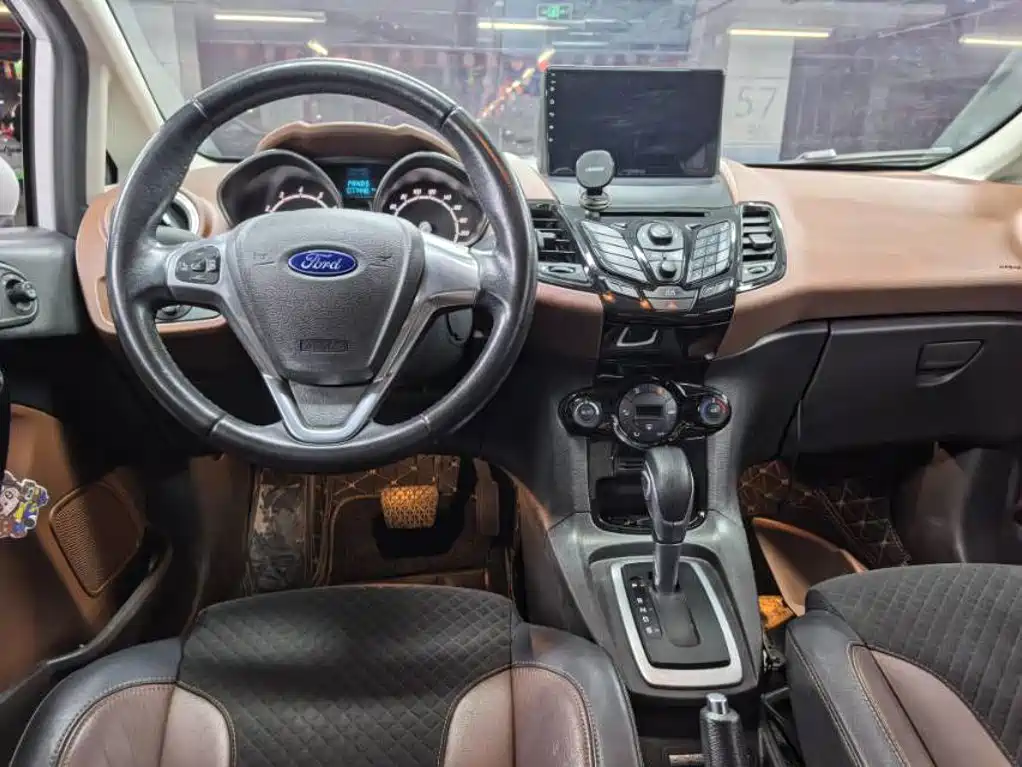 Ford Fiesta 2016 — фото 12