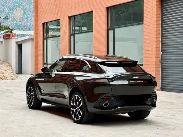 Aston Martin DBX 2021