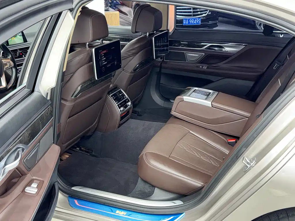 BMW 7 Series 2017 — фото 9