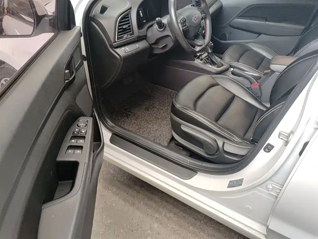 Hyundai Elantra 2019 — фото 12