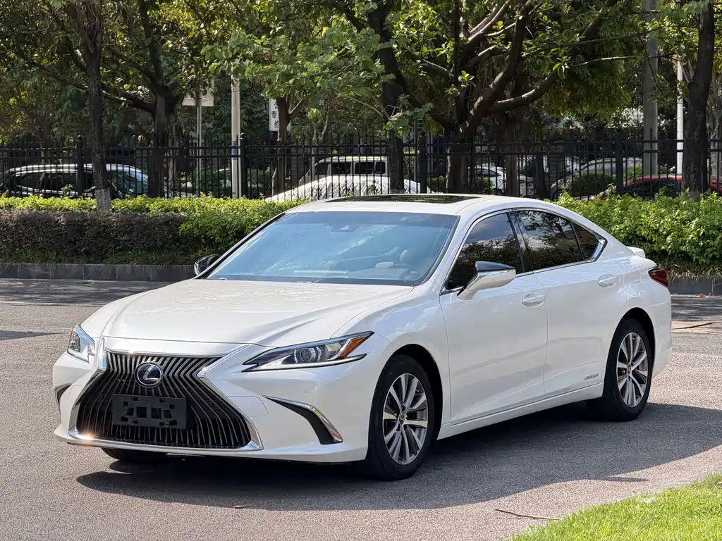 Lexus ES 2020 — фото 1