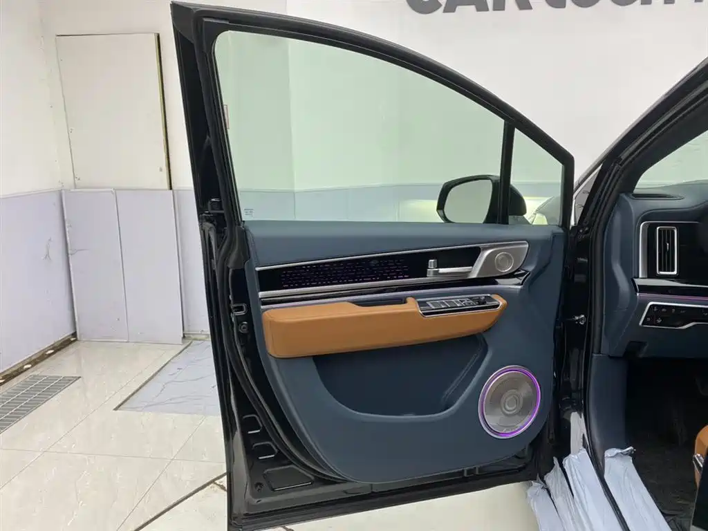 Toyota Granvia — фото 17
