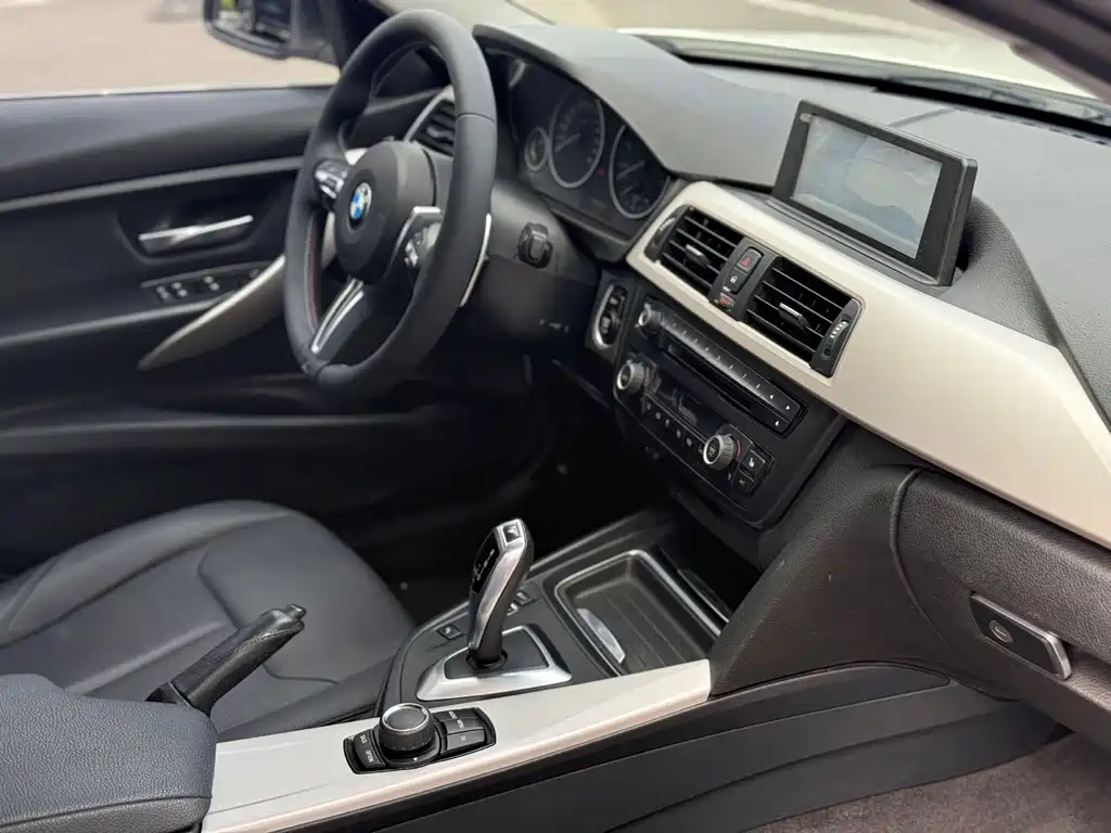 BMW 5 Series 2012 — фото 10