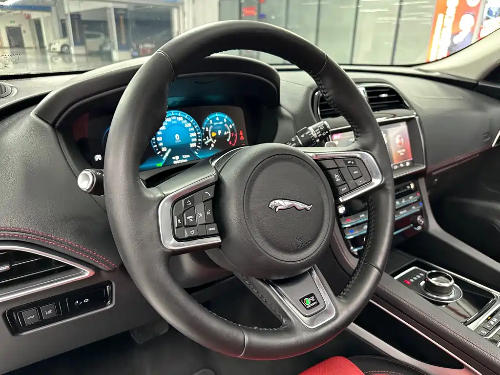 Jaguar F-PACE 2018 — фото 16