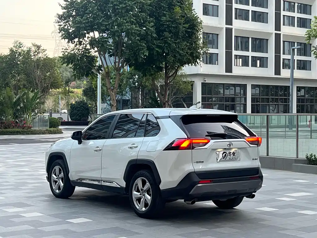 Toyota RAV4 2022 — фото 11