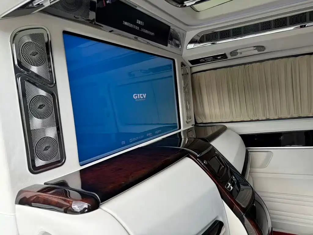 Mercedes-Benz V-Class 2023 — фото 11