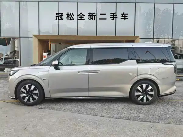 Volvo EM90 2024