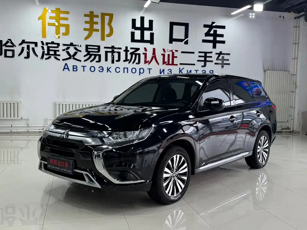 Mitsubishi Outlander 2023 — фото 1