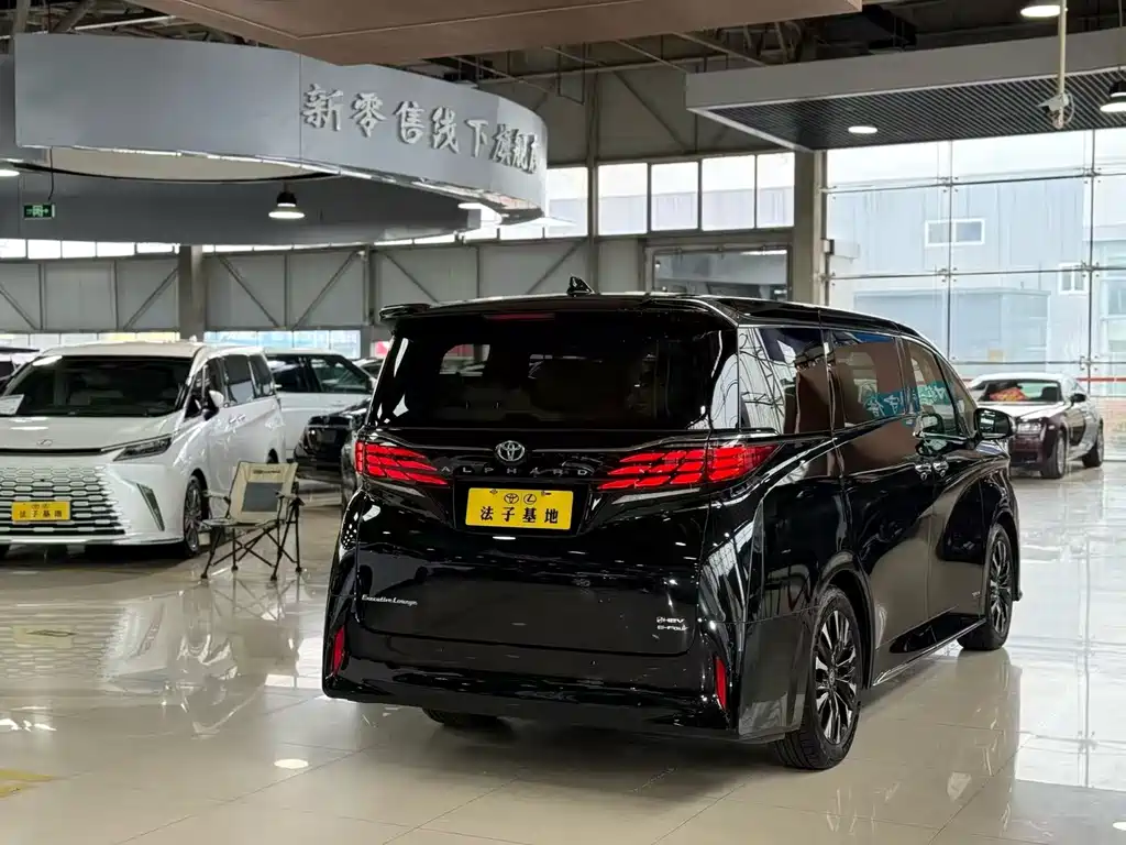 Toyota Alphard 2023 — фото 26
