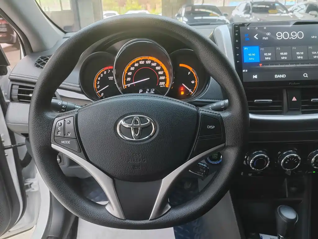 Toyota Yaris L 2022 — фото 17