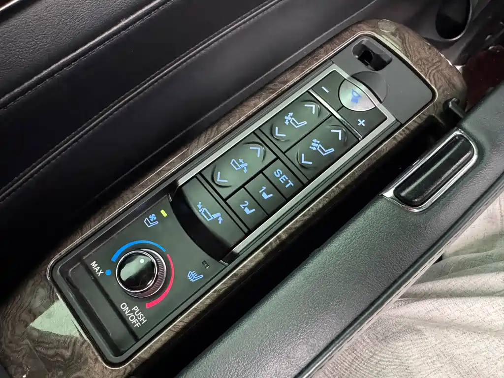 Toyota Vellfire 2023 — фото 18