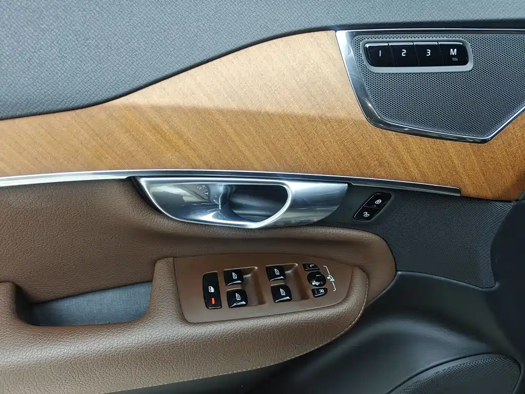 Volvo XC90 2022 — фото 17