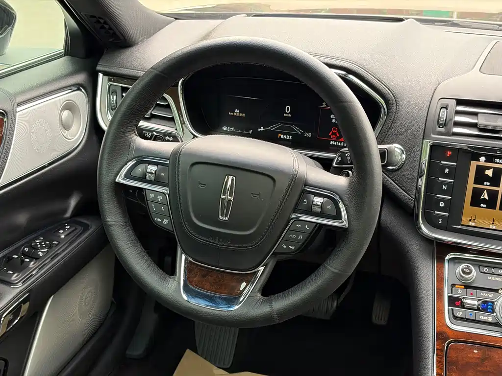 Lincoln Continental 2018 — фото 13