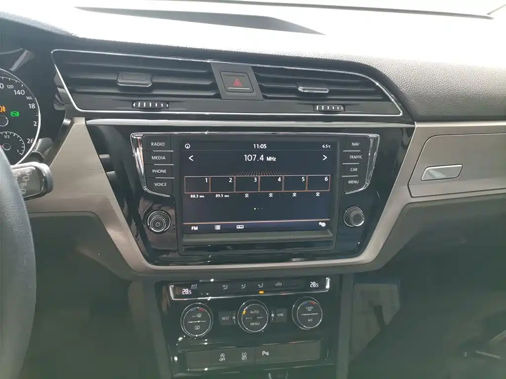Volkswagen Touran 2018 — фото 13