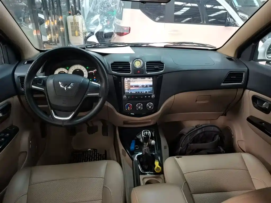 Wuling Hongguang 2015 — фото 10