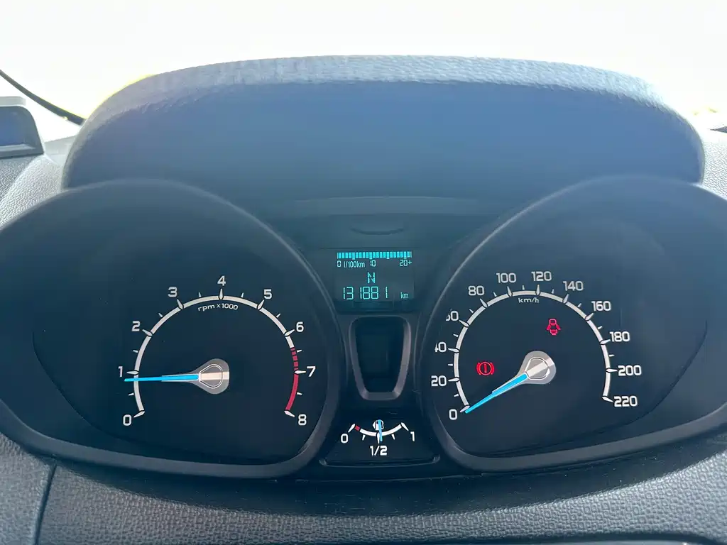 Ford EcoSport 2015 — фото 16